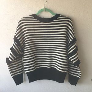 Adorable striped sweater 🖤